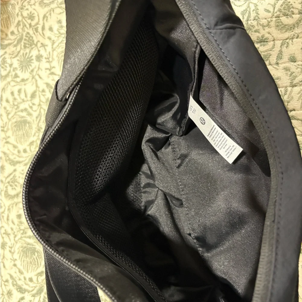 NWOT Lululemon Slouchy Sling Bag 6L - Picture 3 of 4